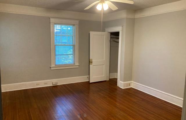 1Bedroom/ 1 Bath Apartment on Fourth St. Move in special- $500.0 of the 1st month with 13 month lease photos photos