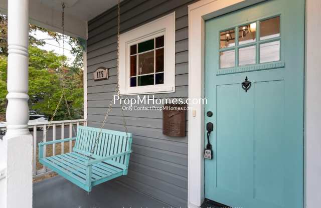 Beautiful 4 Bedroom Victorian Style Home in Gladstone! - 175 East Clarendon Street, Gladstone, OR 97027