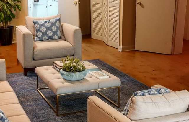Location! Location! Location! 2 Beroom 1 Bath Fall Pre-lease photos photos