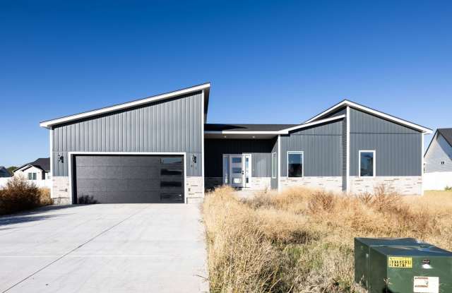 MODERN LUXURY 3 BED/2 BATH HOUSE IN RIGBY Gallery 1