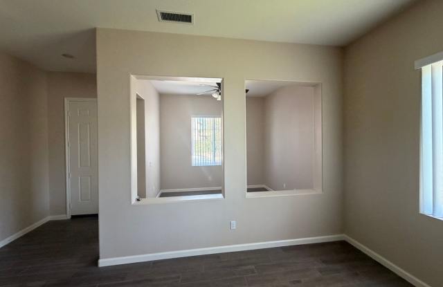 3 bed, 2 bath 1-story home with great curb appeal + bonus room Gallery 4