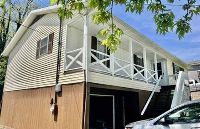 736 Dayton - College Rental Home Gallery 3