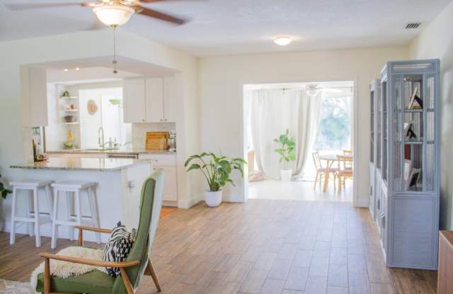 556 Northwest 15th Court Gallery 3