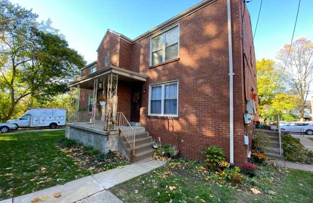Bright Two Bedroom Apartment with a Spacious Layout! Located in Edgewood - Short Commute to Downtown! - 183 Pennwood Avenue, Edgewood, PA 15218