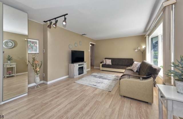 188 CHURCH LN Gallery 4