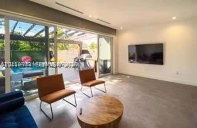 3056 SW 18 ST Gallery 1