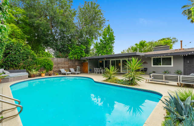 13557 Kittridge St photos photos