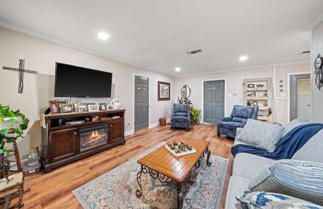 FOR LEASE!! Great location! Gallery 3