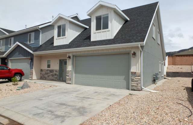 4 Bedroom Cedar Edge Townhome Gallery 1