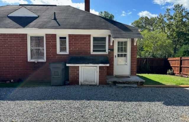 ONE BEDROOM, ONE LEVEL DUPLEX APARTMENT IN BRISTOL AVAILABLE MAY 1,2025 - 215 Carson Lane, Bristol, TN 37620 ONE BEDROOM, ONE LEVEL DUPLEX APARTMENT IN BRISTOL AVAILABLE MAY 1,2025 - 215 Carson Lane, Bristol, TN 37620