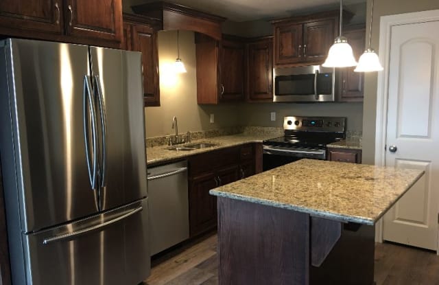2205 S Main - 2205 South Main Street, Carthage, MO 64836
