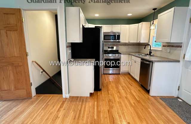 St Louis Park Single Family Home, Fenced In Yard, 1 Car Garage, Dishwasher, Hardwood Floors. Gallery 3