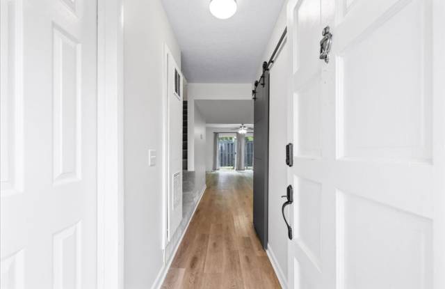AVAILABLE NOW!  2 Bedroom 2.5 Bath Condo Gallery 3