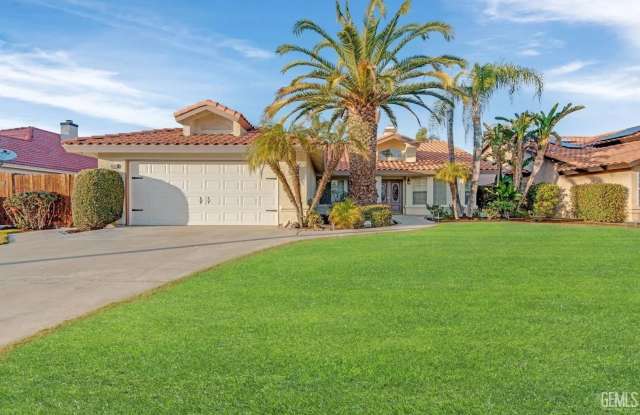 14004 Las Entradas - Gorgeous NW remodeled home with POOL and SPA. Remodeled with putting green and astroturf!!! Call today $3275Rent and $3275Deposit photos photos