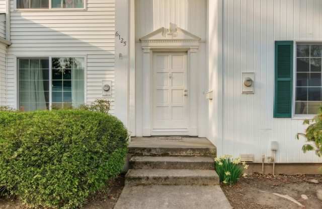 **$500 OFF SECOND MONTH'S RENT** Lovely Townhome Located in Beaverton with Community Pool! Water/Sewer, Garbage & Recycling included in the Rent. Gallery 1