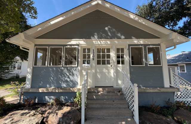 Charming 1920s Midtown bungalow with lots of space and character Gallery 1