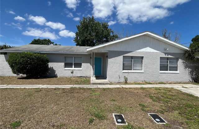 2463 AVENUE C SW - 2463 Avenue C Southwest, Winter Haven, FL 33880