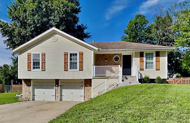 Charming 3-Bed, 2-Bath Home in Lee’s Summit | Cul-de-Sac, Fireplace Fenced Yard photos photos Charming 3-Bed, 2-Bath Home in Lee’s Summit | Cul-de-Sac, Fireplace Fenced Yard photos photos