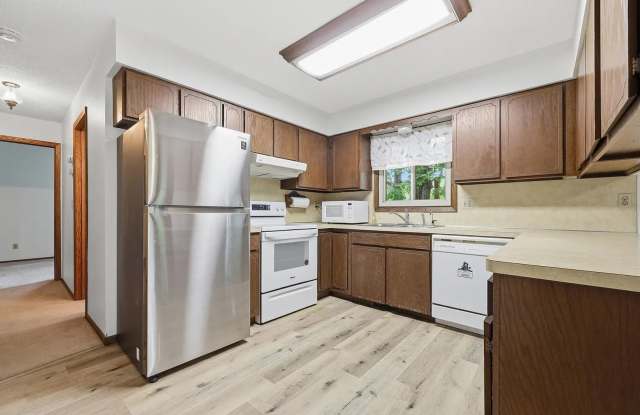 Private 3 bedroom on 2.5 acres! Gallery 4