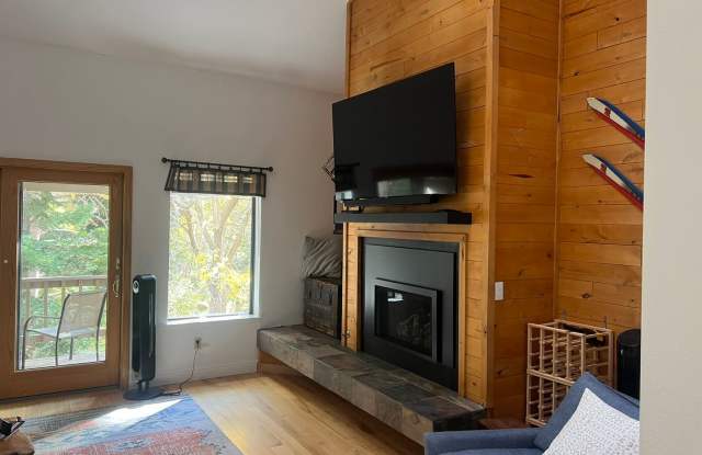 3-Bed 3-Bath Mountain Home Gallery 4