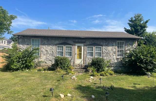 Cute cottage, great location photos photos