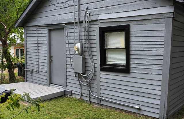 Beautiful 3 Bed / 1 Bath Home with Large Yard! Gallery 3