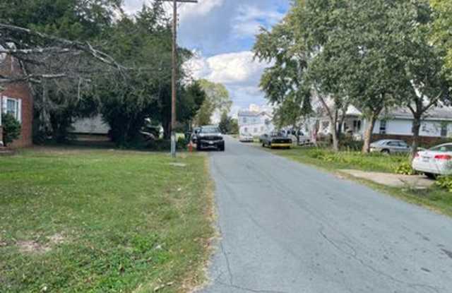 3 Bed 1 Bath House with Huge Yard! Gallery 3