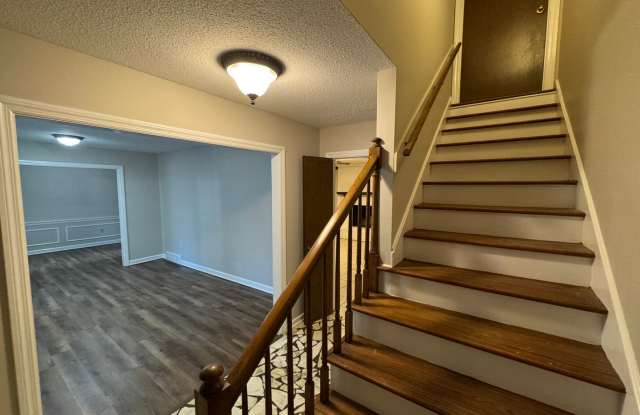 Colonial Style 3-Bedroom in South East Memphis + 2 Car Garage! Gallery 3