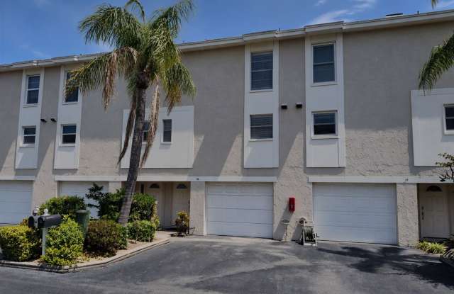 3 BR 2.5BA Remodeled Townhome in Treasure Island, FL Gallery 1