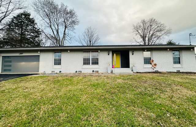 Charming 3-Bedroom Farragut Home with Screened in Porch, Deck & 2-Car Garage Gallery 1
