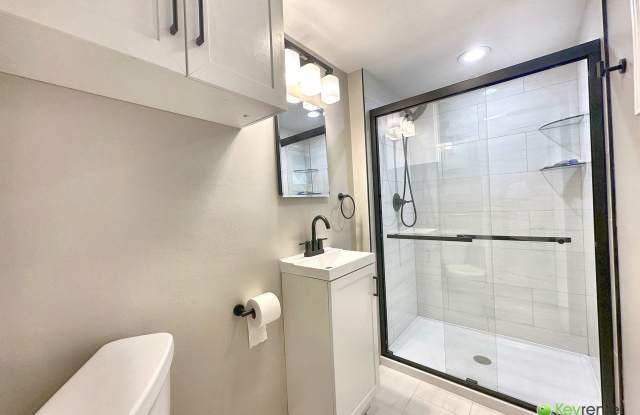 Private & Charming 2BR/1BA Coach House in Mount Greenwood! Gallery 4