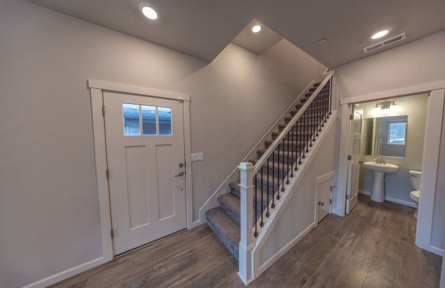 Three bedroom home in Ridgefield, gated community, with AC Gallery 4