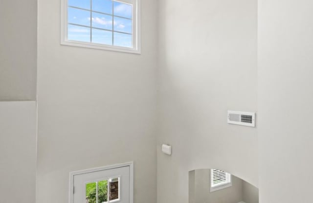 Cul-de-Sac, Spacious, and Comfort in a Prime Coastal Location Gallery 4