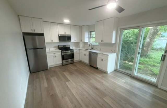 3-Bedroom Lakehurst Home with Fully Fenced Yard Gallery 4
