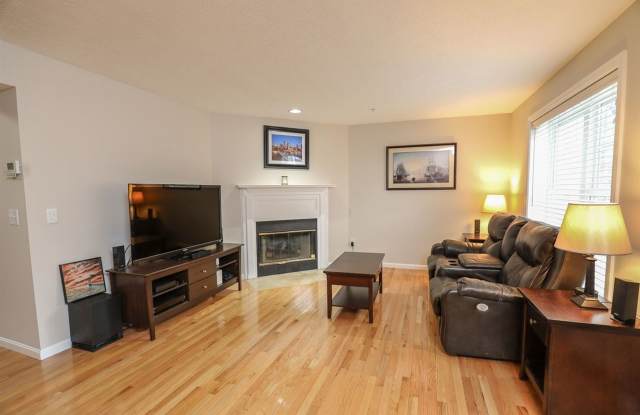 Beautifully and well maintained townhouse in desirable Georgetowne Condo Association. Gallery 3