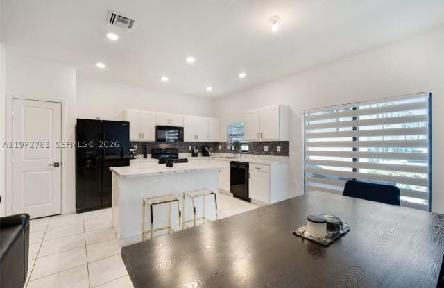 1181 SW 7th Ct Gallery 4