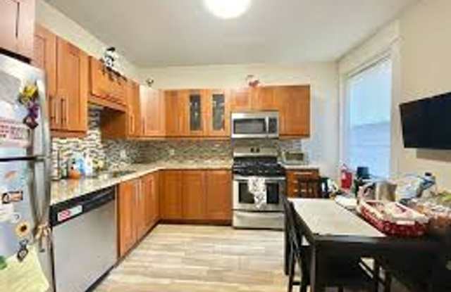 Luxury Apt in Perfect Brookline Location!  Laundry in Unit! Pro Managed Gallery 4
