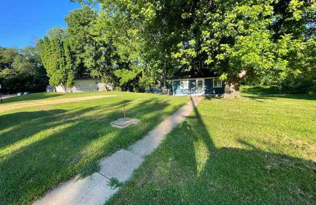 Older 2 bedroom house with a large yard - 720 30th Street, Bettendorf, IA 52722