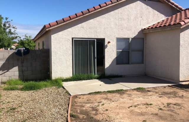 Charming 1 story home located in GREENWAY PARK AT SURPRISE - 15851 West Crocus Drive, Surprise, AZ 85379