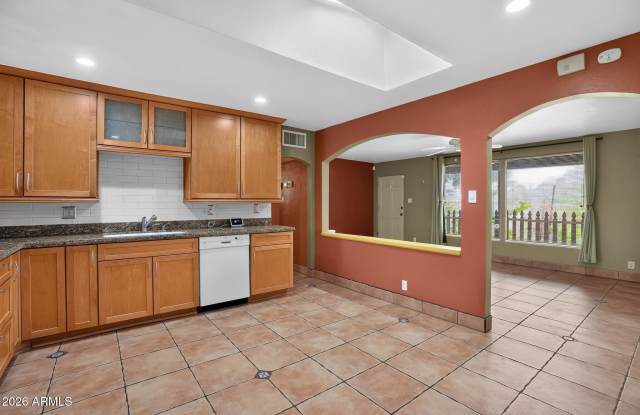 315 W GLENROSA Avenue Gallery 1