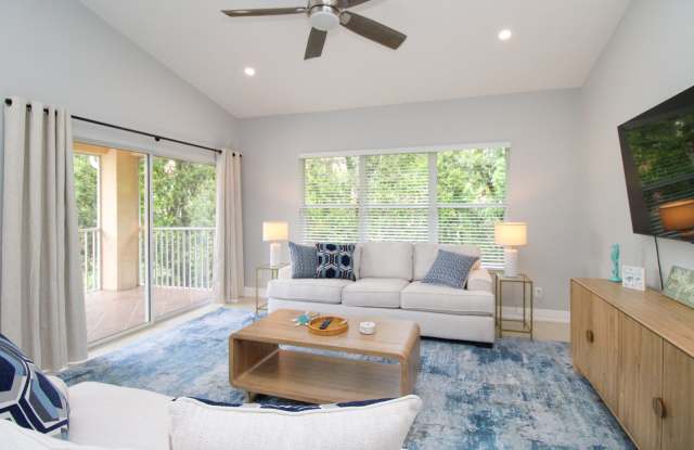 ** 3 BEDROOM COACH HOME FULLY REMODELED IN BERKSHIRE LANDINGS, NAPLES, FLORIDA ** SEASONAL ** Gallery 1