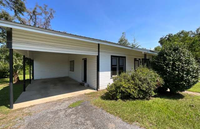 Sweet 2/1 Cottage in Marianna w/ High Ceilings and Original Hardwood Floors Gallery 3
