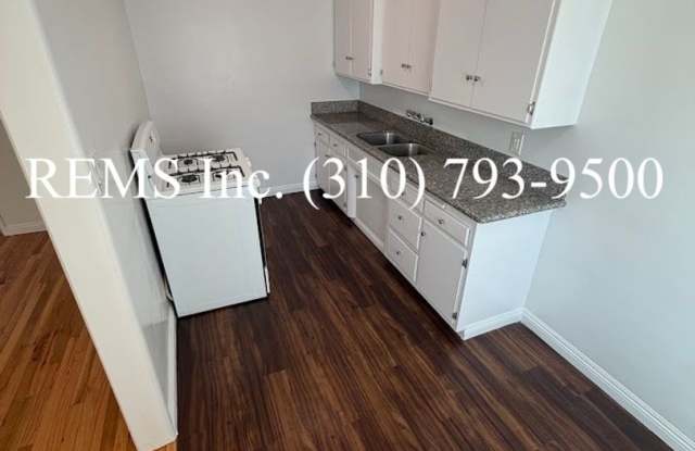 Remodeled Upstairs Apartment with A/C & Garage Parking Gallery 4