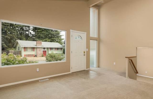 Charming 3-Bed, 2-Bath Tri-Level Home in Redmond, Steps from Marymoor Park" Gallery 4