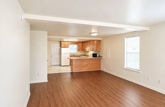 Woolen Mills Duplex Convenient to Pantops & Downtown Gallery 3