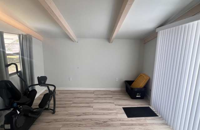 2407 Lakeview Drive Gallery 2