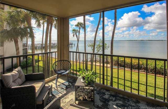 4440 NE Sandpebble Trace Gallery 1