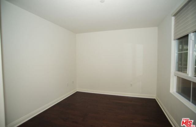 5831 Seawalk Dr Gallery 2