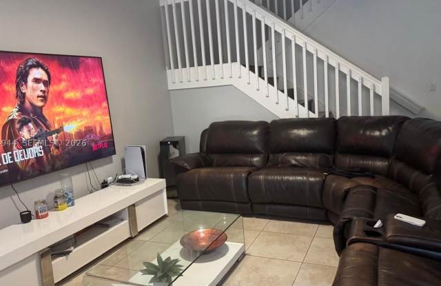 19301 NE 8th Ct Gallery 3