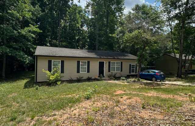 4 Bedroom, 2 bathroom home near Caterpillar photos photos